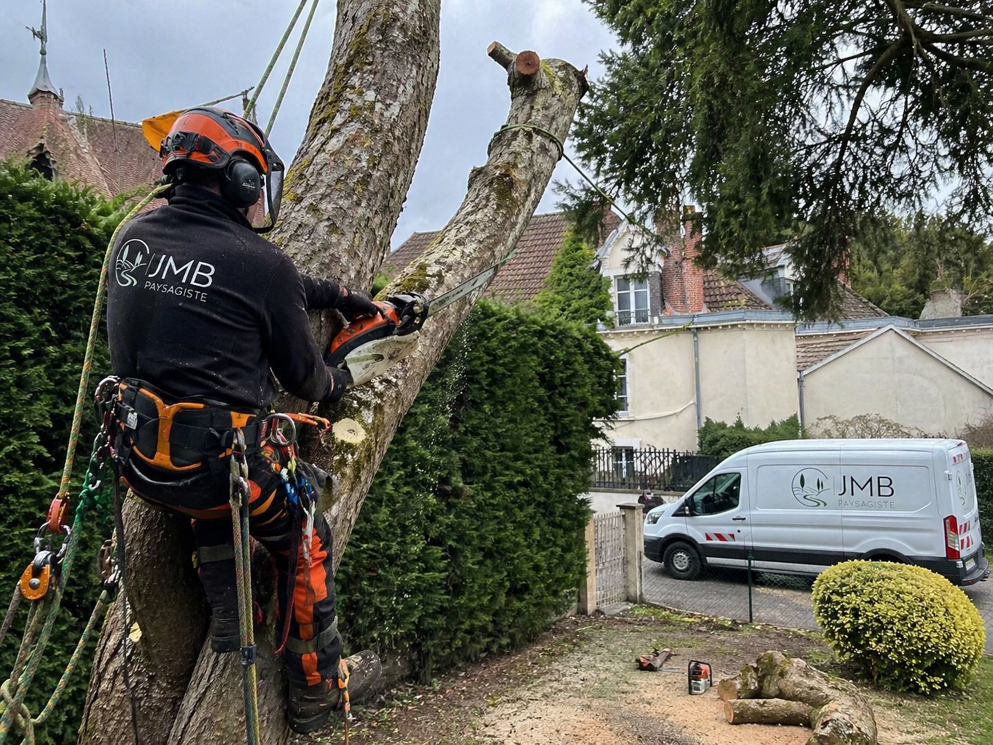 Abattage ou démontage réalisé par JMB Paysagiste à Auxerre